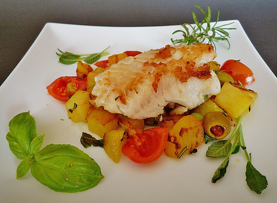 Seelachsfilet auf mediterranen Kräuterkartoffeln von TakeOff | Chefkoch.de