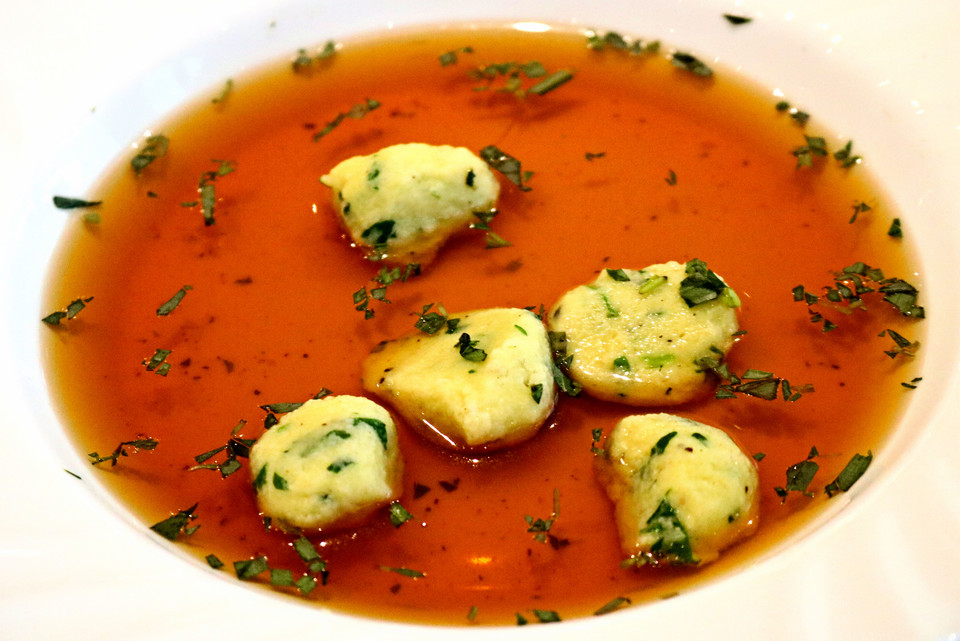 Klare Tomatensuppe mit Petersilienklößchen von Nearlyheadlessnick ...