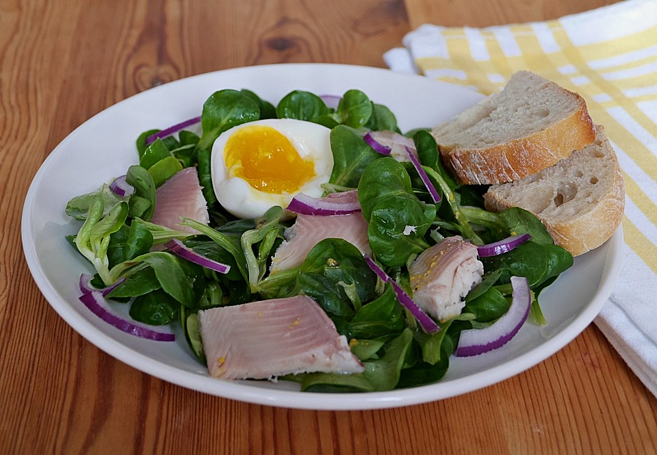 Feldsalat mit Ei und Forellenfilet von knobichili | Chefkoch.de