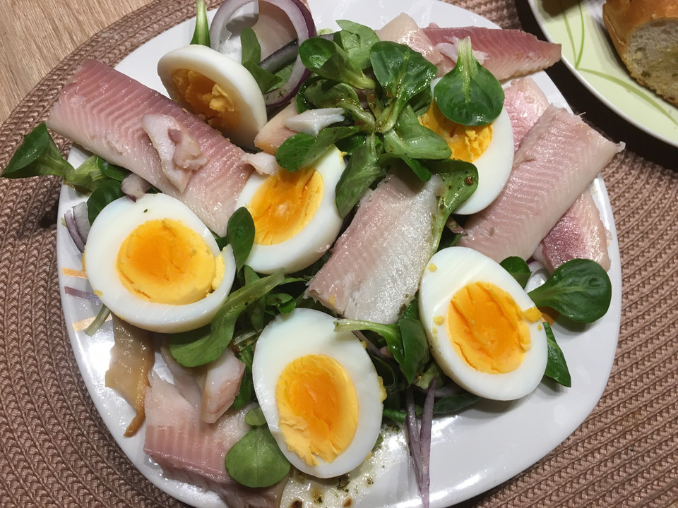 Feldsalat mit Ei und Forellenfilet von knobichili | Chefkoch.de