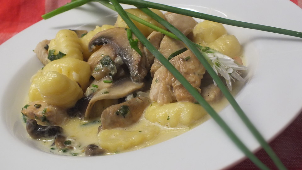 Gnocchi mit Hähnchenbrust auf Rahmsoße von schnuddel | Chefkoch.de
