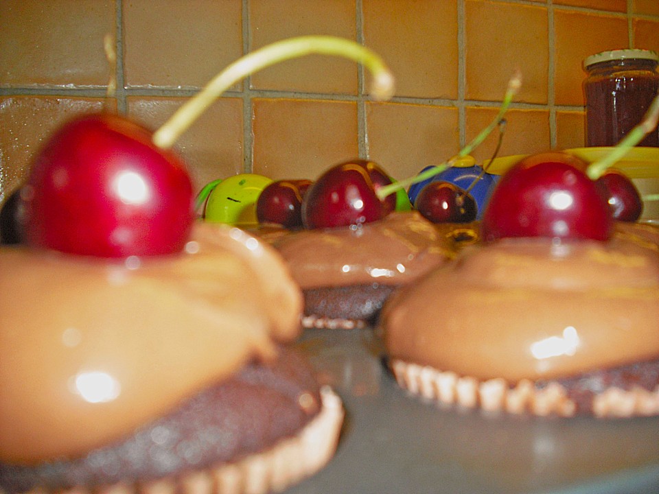 Chili Schoko Cupcakes mit Kirschfüllung von F_A | Chefkoch.de