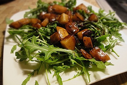 Rucola mit gebratenen Birnen und Preiselbeer - Dressing