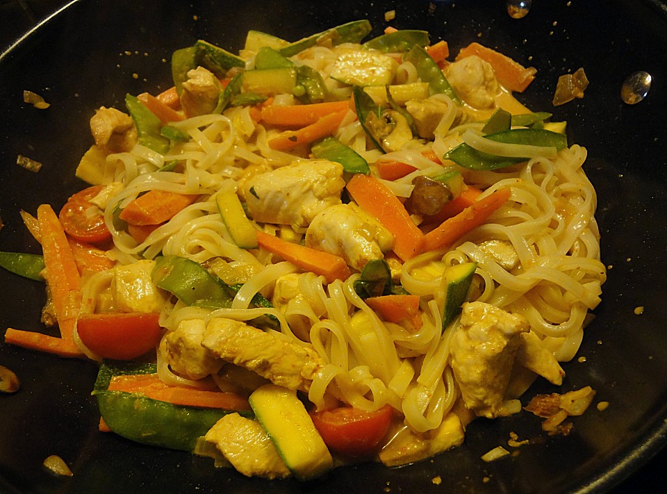 Grünes Thaicurry mit Reisnudeln und Gemüse von spheric.galatea ...