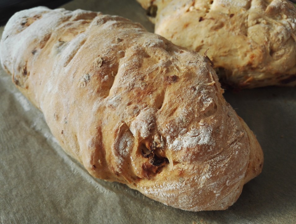 Brot mit Oliven und getrockneten Tomaten von Pumpkin-Pie | Chefkoch.de