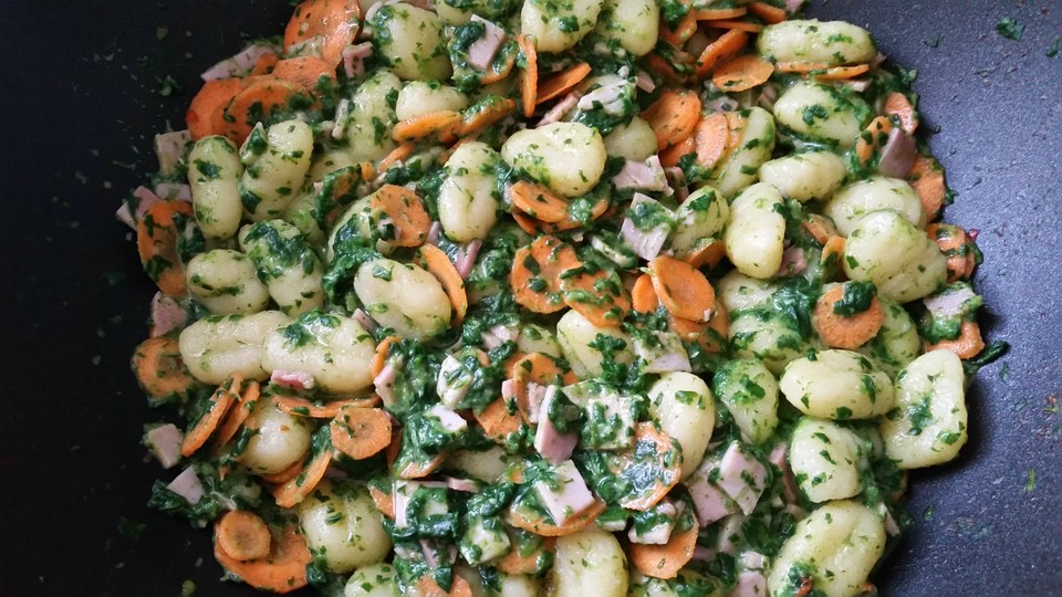 Gnocchi mit Spinat - Karotten - Schinken - Sahnesauce von erdäpflblattl ...