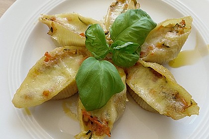 Gefüllte Nudeln mit Gemüseragout und Mozzarella überbacken