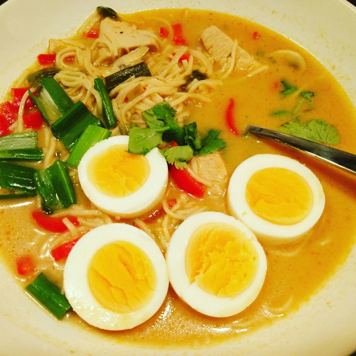 Pikante Thai Suppe Mit Kokos Und Hühnchen