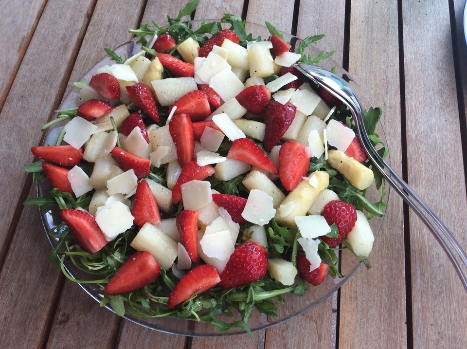 Spargel - Erdbeer - Salat mit Rucola und Pamesan von chica* | Chefkoch.de