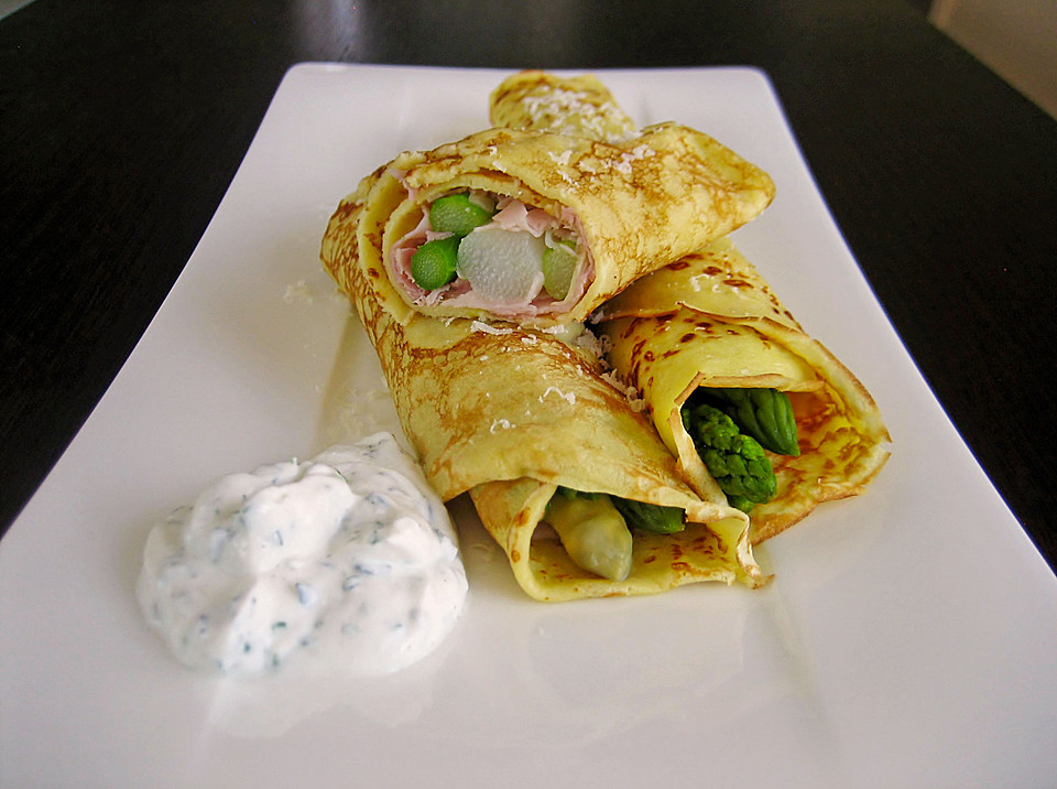 Spargel-Pfannkuchen mit saurer Sahne und Zwiebeln