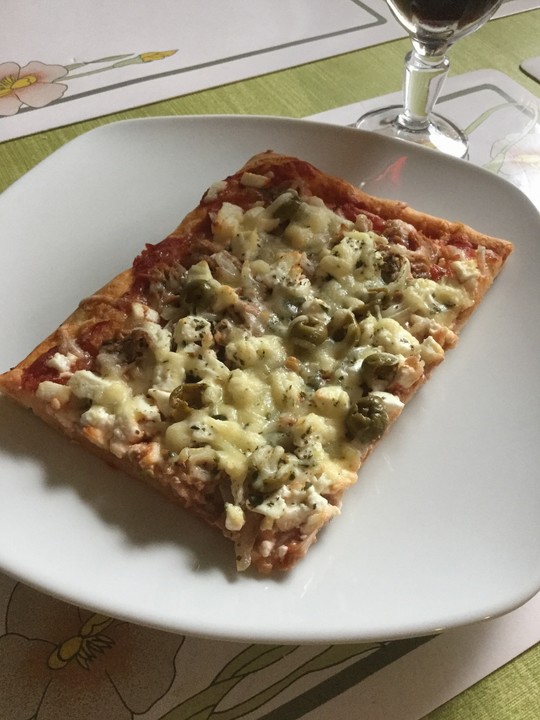 Thunfischpizza mit Schafskäse von kleines_kaeuzchen | Chefkoch.de