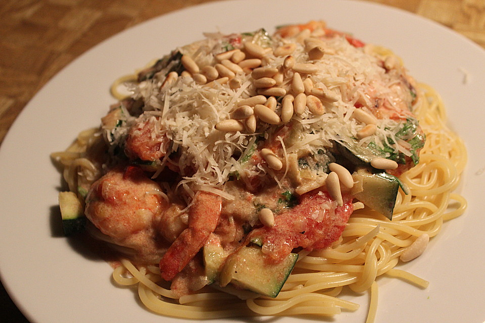 Sommerliche Pasta mit Garnelen, Tomaten und Rucola von PetitZebre ...