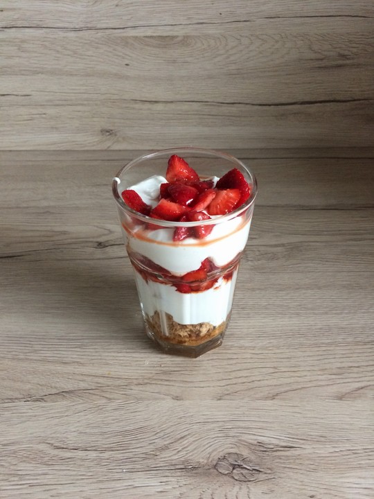 Erdbeeren mit Amarettini und Mascarpone - Quark - Creme von mima53 ...