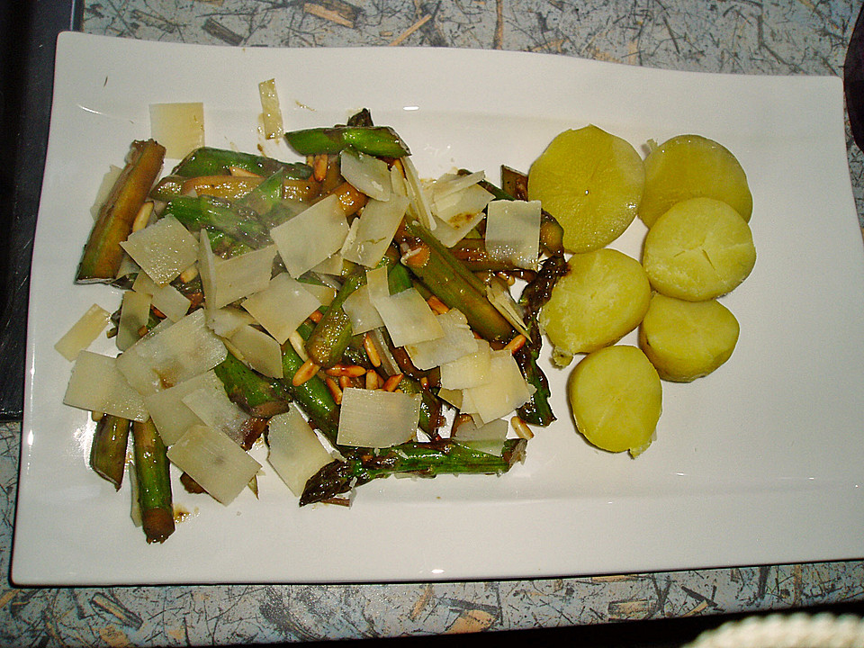 Gebratener grüner Spargel mit Knoblauch, Sardellen, Pinienkernen und ...