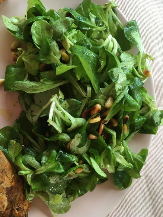 Feldsalat mit Honig - Senf - Dressing und gerösteten Pinienkernen von ...