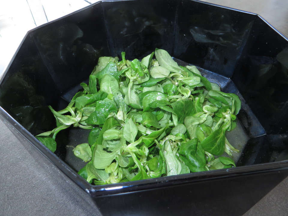 Feldsalat mit Honig - Senf - Dressing und gerösteten Pinienkernen von ...