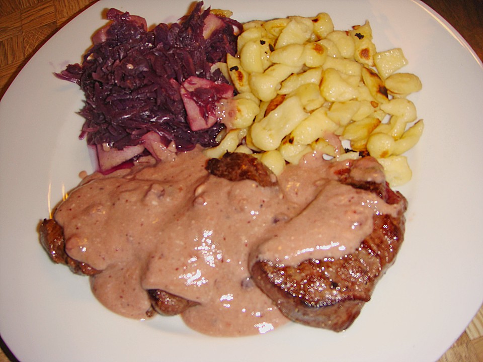 Hirschmedaillons in pfiffiger Preiselbeer - Rahmsauce von Mariluna ...