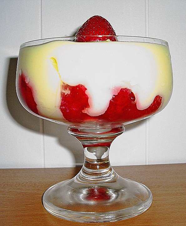 Vanillepudding auf Erdbeeren von bärenmama | Chefkoch.de