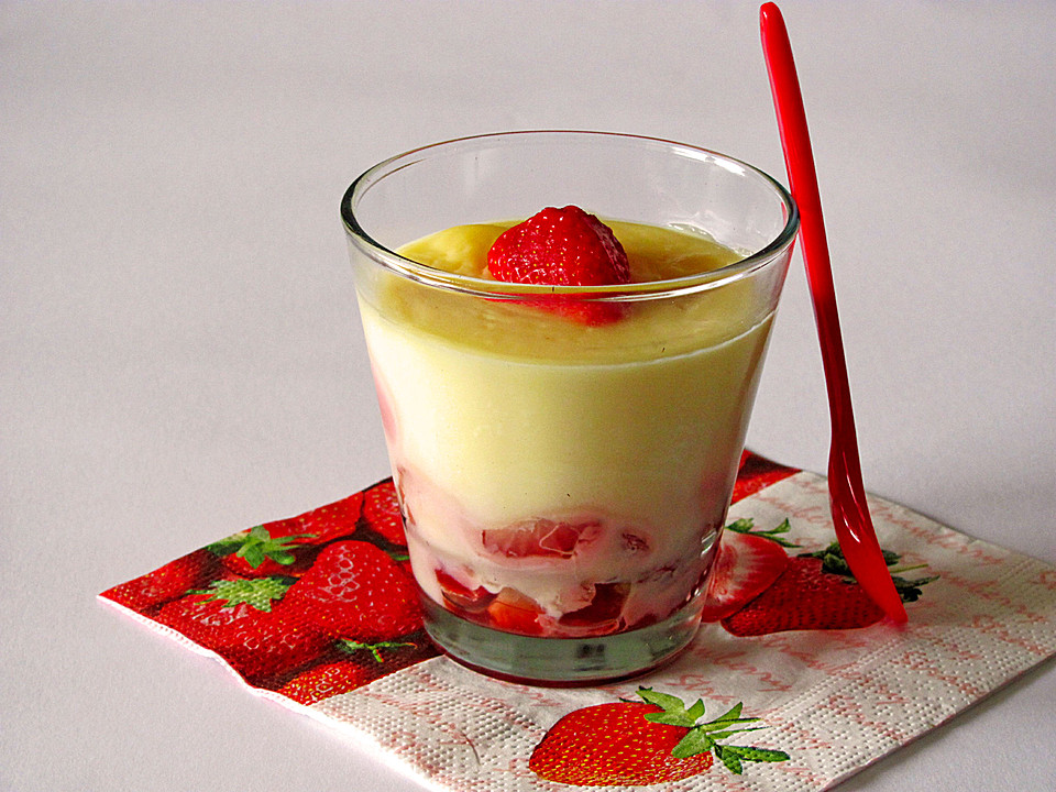Vanillepudding auf Erdbeeren von bärenmama | Chefkoch.de