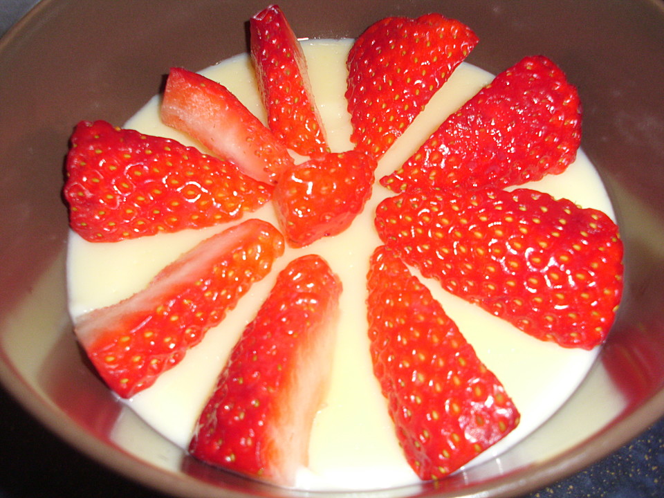 Vanillepudding auf Erdbeeren von bärenmama | Chefkoch.de
