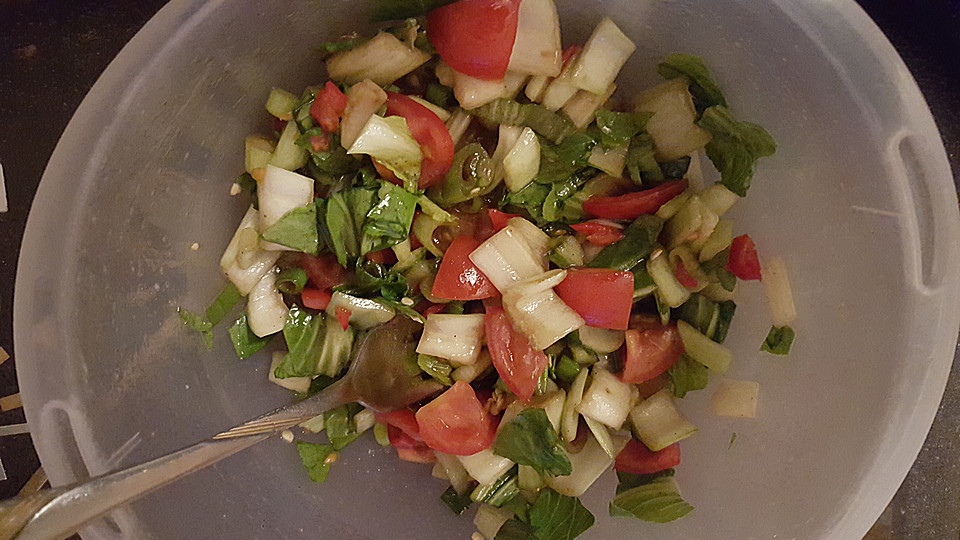 Pak Choi - Salat mit Tomaten, Frühlingszwiebeln und Peperoni von ...