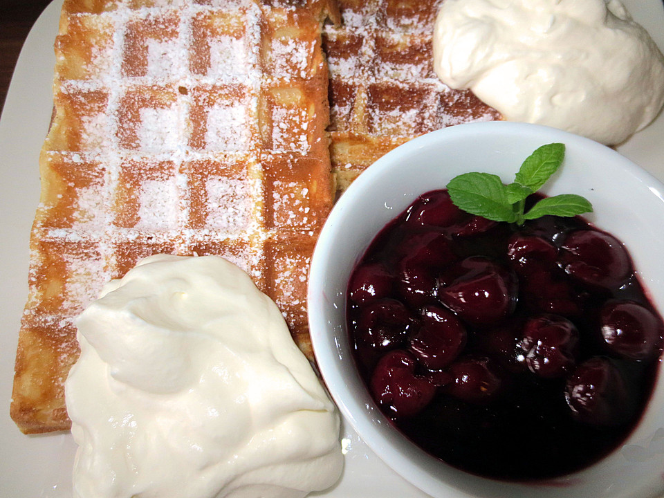 Waffeln mit heißen Kirschen von chefkoch | Chefkoch.de