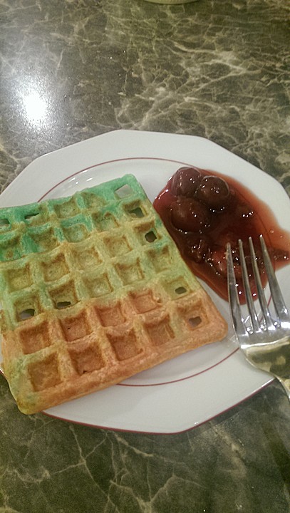 Waffeln mit heißen Kirschen von chefkoch | Chefkoch.de