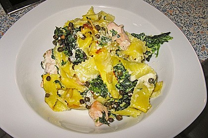 Bandnudeln, Spinat und Lachs treffen Gorgonzola und grünen ...