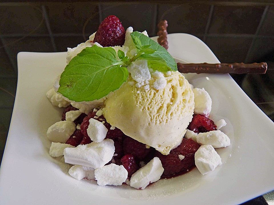 Eisdessert mit beschwipsten Himbeeren und Baiser von Stift1 | Chefkoch.de