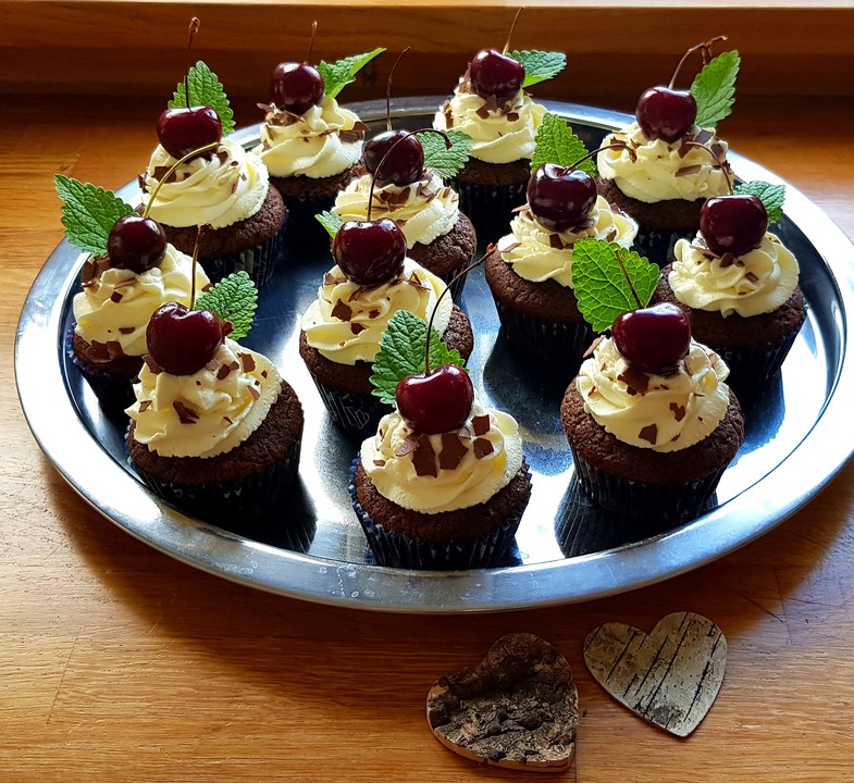 Schwarzwälder Kirsch Cupcakes von BakingTheLaw | Chefkoch.de