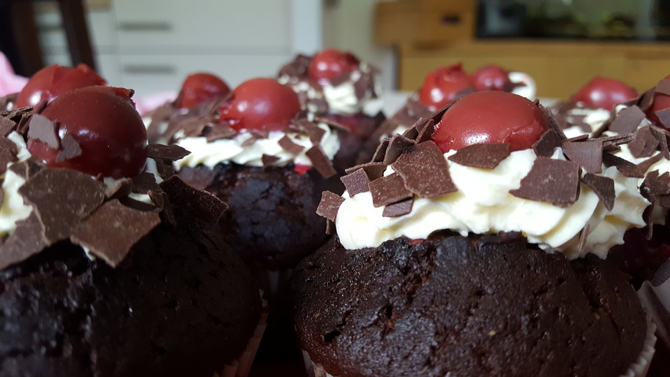 Schwarzwälder Kirsch Cupcakes von BakingTheLaw | Chefkoch.de