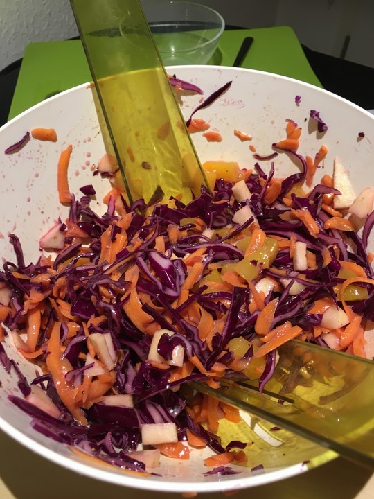 Fruchtiger Rotkohl - Möhren - Salat von sandra-ko | Chefkoch.de