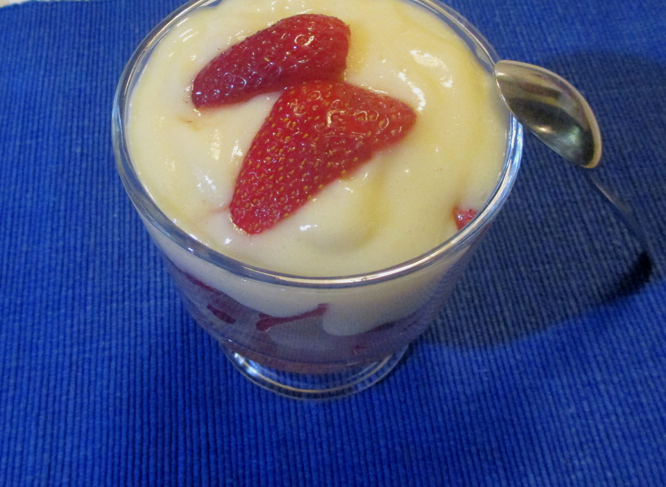 Vanillepudding mit Erdbeeren und Zwieback von annikabening | Chefkoch.de