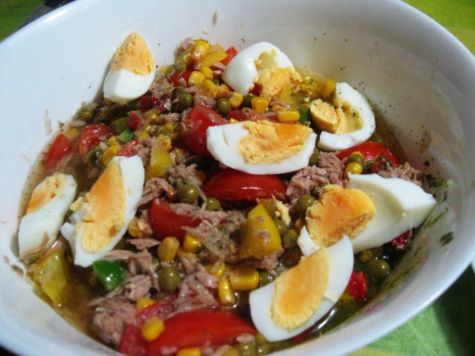 Thunfischsalat mit Mais, Tomaten und Ei von flubberwurm | Chefkoch.de