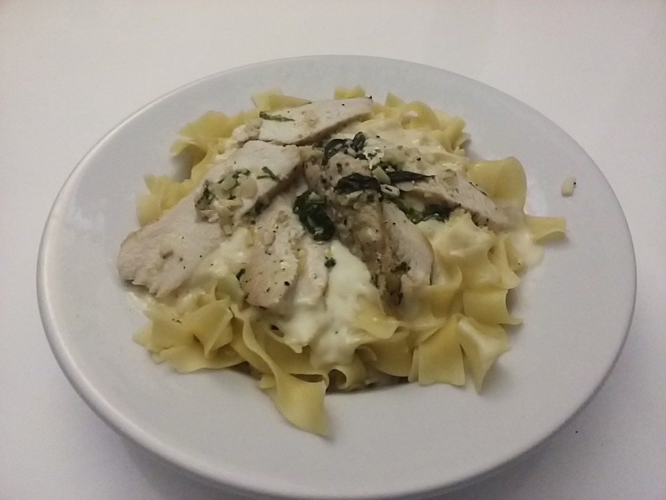 Gebratene Hähnchenbrust in Knoblauch - Sahne - Sauce auf Tagliatelle ...