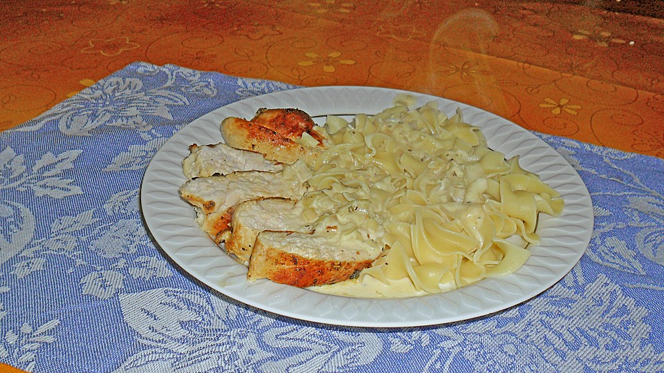 Gebratene Hähnchenbrust in Knoblauch - Sahne - Sauce auf Tagliatelle ...