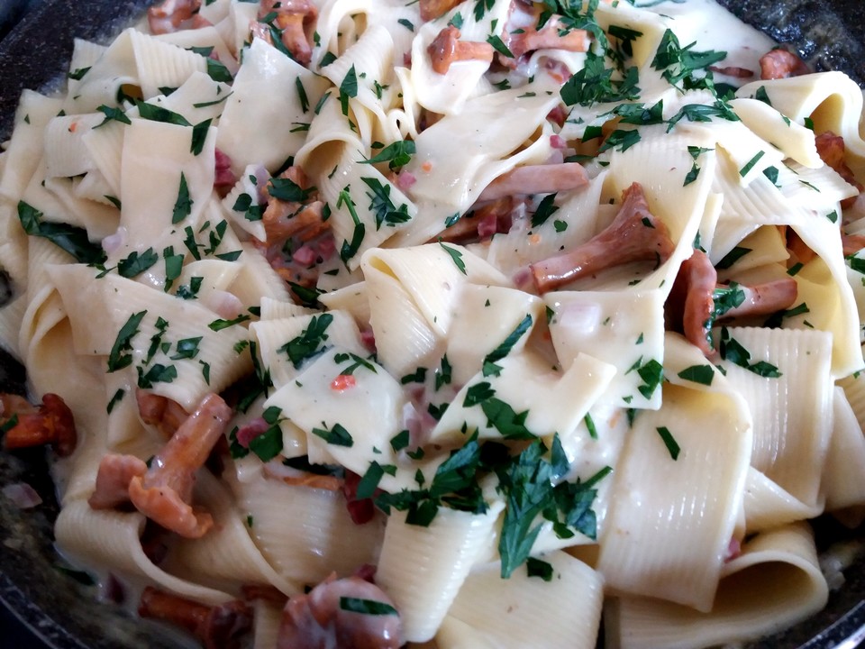 Nudeln mit Pfifferlingen und Speckrahm von Milly07 | Chefkoch.de