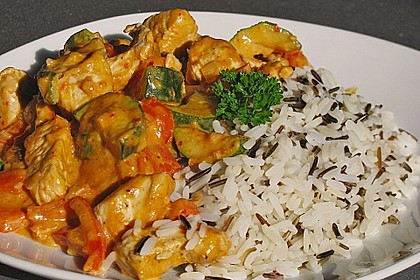 Hähnchen mit Zucchini und Paprika in Erdnuss - Kokos - Sauce 1