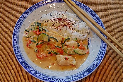 Hähnchen mit Zucchini und Paprika in Erdnuss - Kokos - Sauce 3
