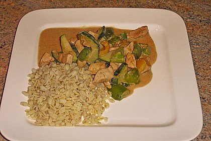 Hähnchen mit Zucchini und Paprika in Erdnuss - Kokos - Sauce 9