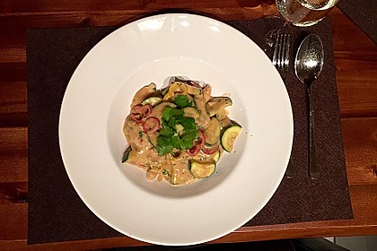 Hähnchen mit Zucchini und Paprika in Erdnuss - Kokos - Sauce 5