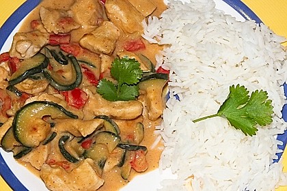 Hähnchen mit Zucchini und Paprika in Erdnuss - Kokos - Sauce 4