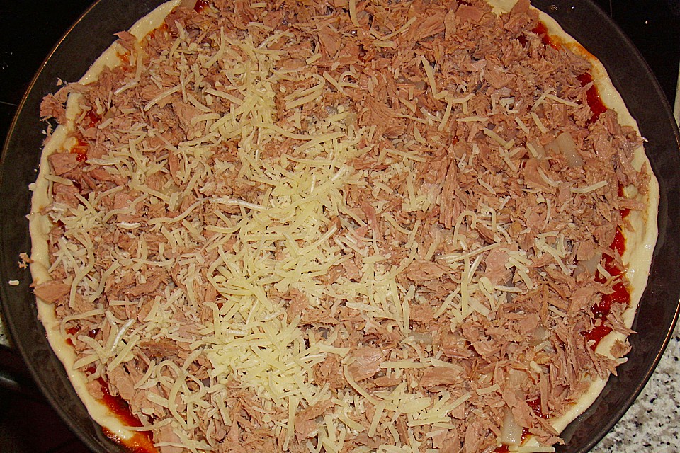 Pizza mit Sardellen und Thunfisch von narit | Chefkoch.de