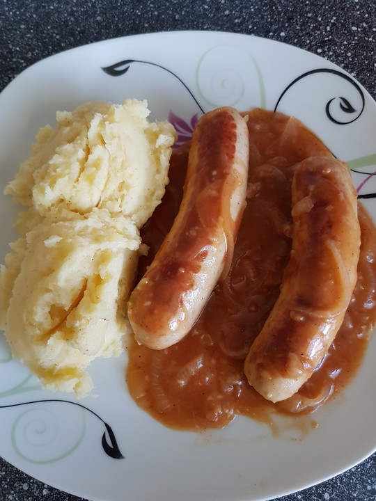 Bratwurst an Zwiebelsauce mit Kartoffelpüree von holidayanimal ...