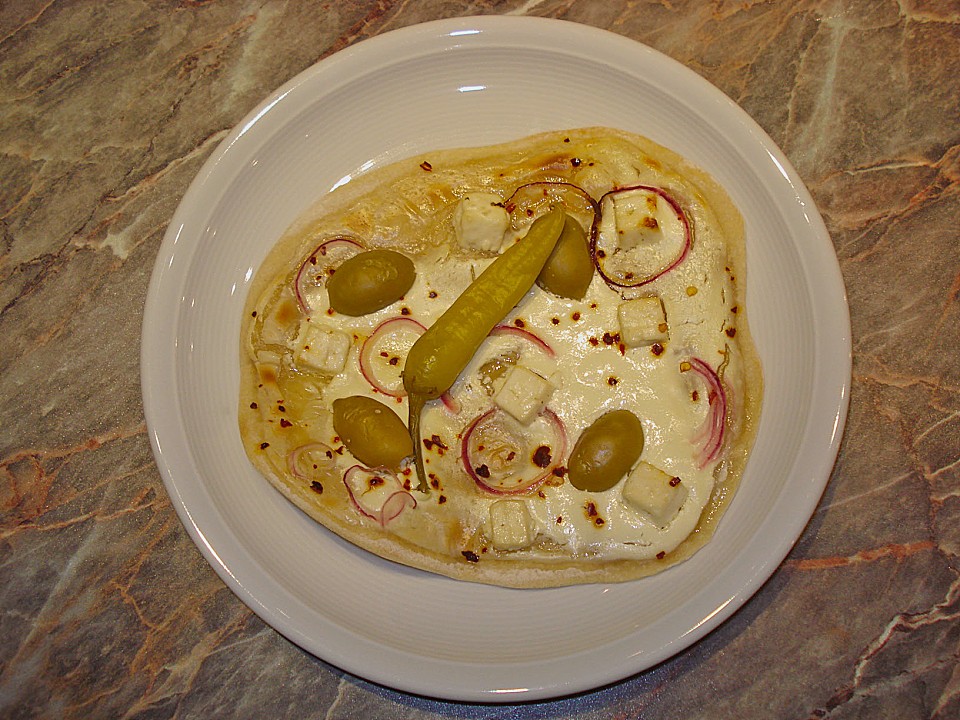 Flammkuchen mit Feta, Peperoni und Oliven von silbersu | Chefkoch.de