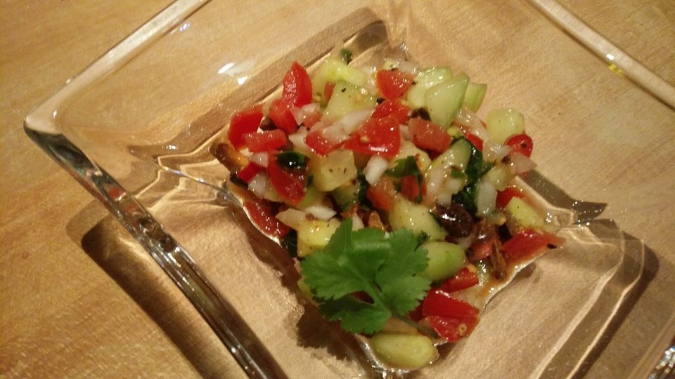 Scharfer indischer Salat mit Gurken, Tomaten, Erdnüssen und Chili von ...