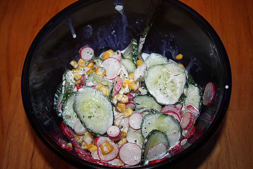 Gurken - Mais Salat mit Sahne - Schmand Dressing von bastelsuse ...