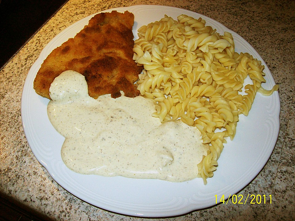 Paniertes Schnitzel mit Frischkäse Sahne Sauce von