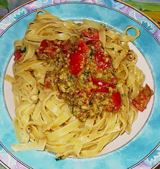 Tagliatelle und Mandel - Basilikum Pesto mit Tomaten von Ginger_Cookie ...