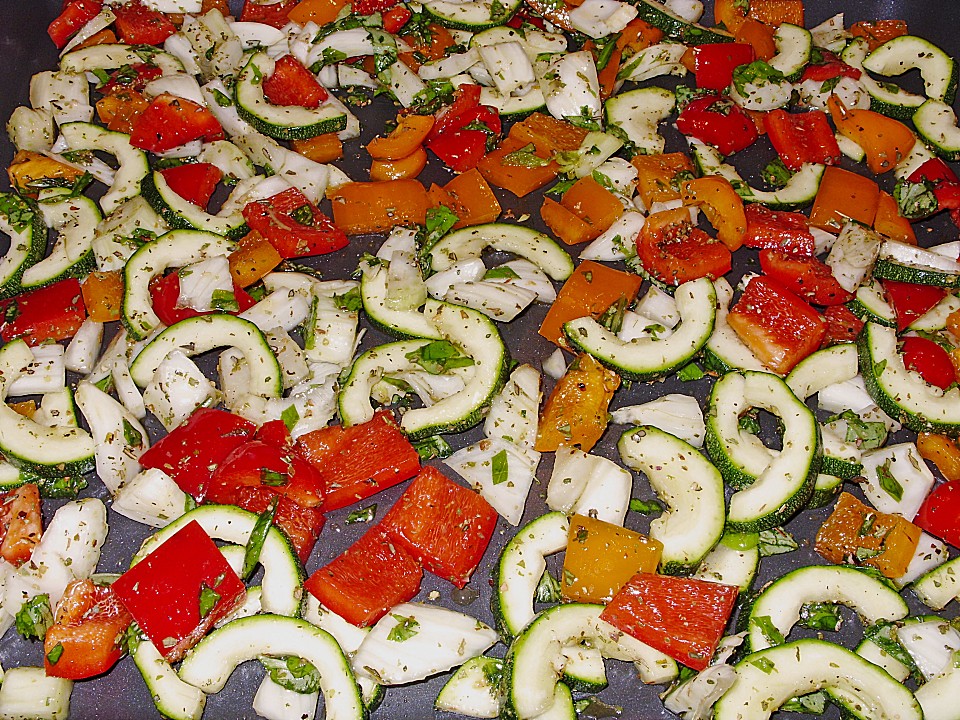 Bruschetta mit einem Aufstrich mit im Backofen gebratenem Gemüse von ...